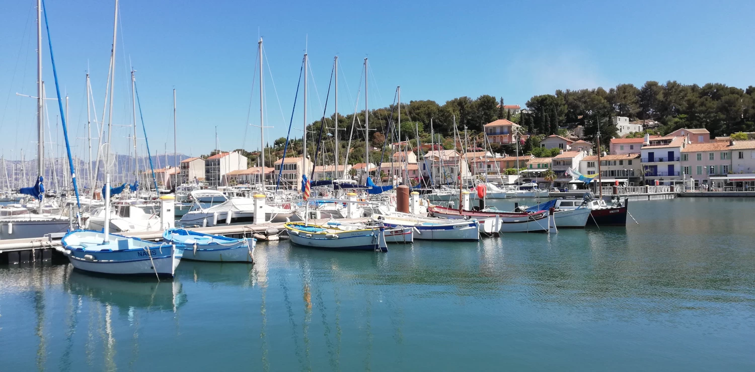 UN PETIT VILLAGE PROVENÇAL PAISIBLE
